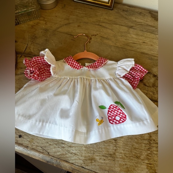 Vintage Other - Rare Vintage girls Newborn Whinnie the Pooh embroidered dress